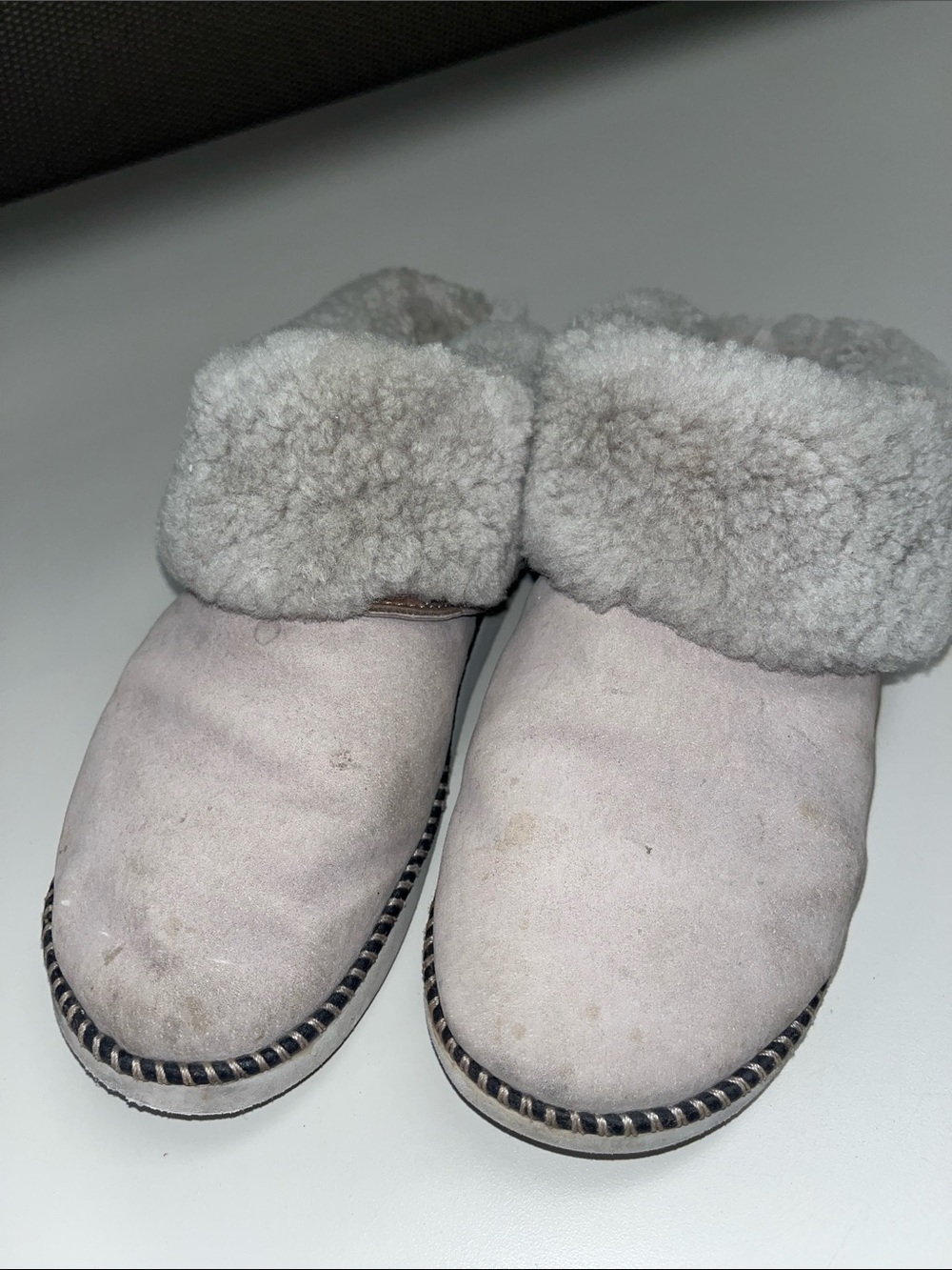 OluKai Women's Fog / Mist Ku’i Shearling Slippers